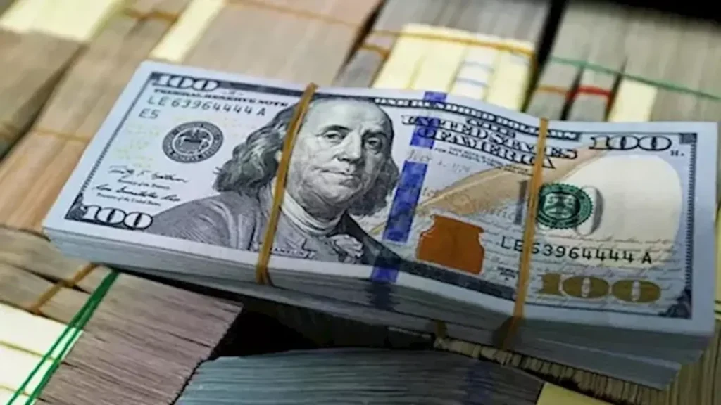 ارتفاع الدولار يلقي بظلاله على مواعيد صرف المرتبات في نشرة رمضان الاقتصادية